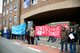 Zusammenhalten, Solidaritaet zeigen - Menschenkette um das GE-Werk