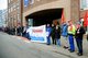 Zusammenhalten, Solidaritaet zeigen - Menschenkette um das GE-Werk